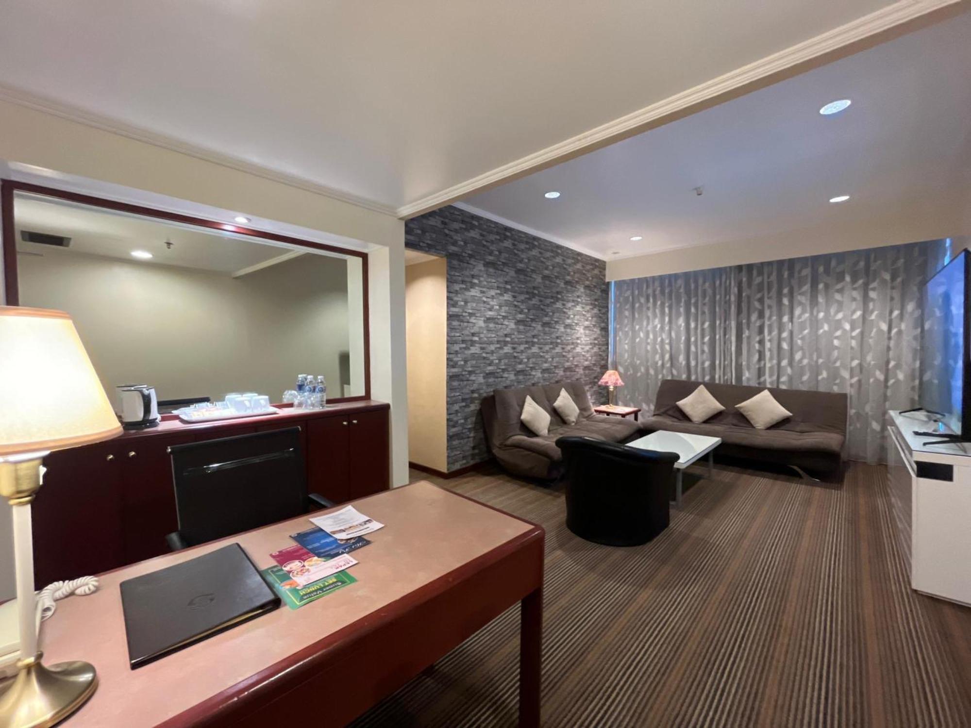 Shangri-la Hotel 3*