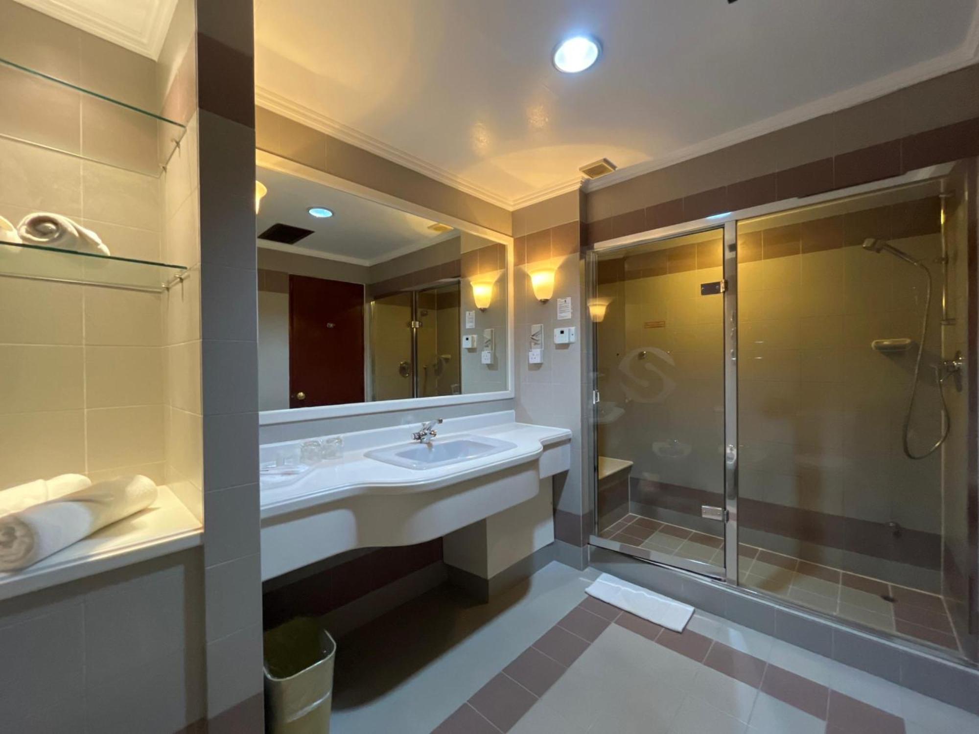 Shangri-la 3*